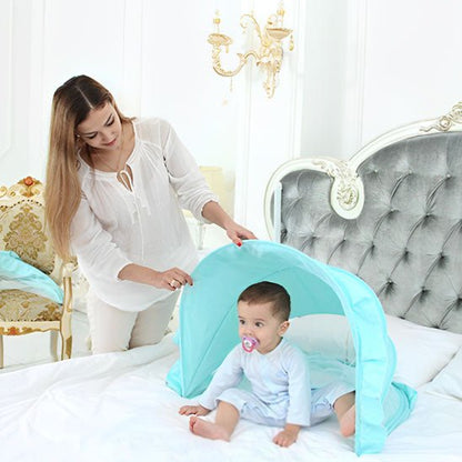 Maman soulevant notre moustiquaire lit bébé DreamyRefuge verte