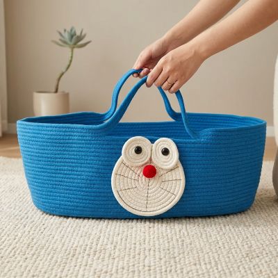 Maman tenant les poignées de notre Couffin bébé Cadeau de naissance artisanal et original