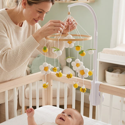 Maman tournoyant notre mobile bébé en bois fait main