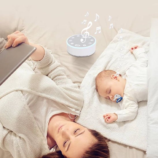 Maman travaillant berçant bébé avec notre veilleuse bruit blanc SleepingMachine