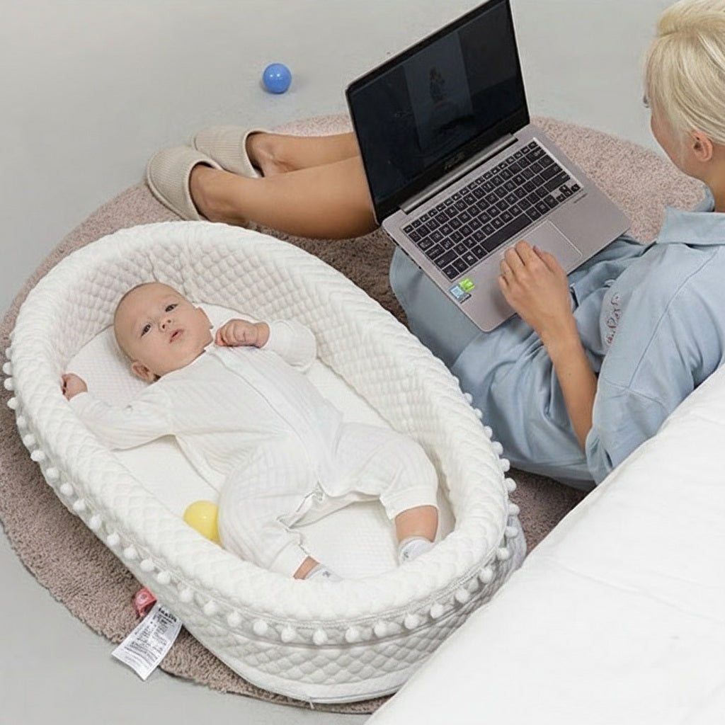 MAMAN TRAVAILLANT ET BEBE ALLONGE DANS NOTRE REDUCTEUR DE LIT BEBE WHITESLEEPYNEST
