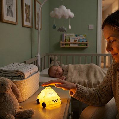 Maman vérifiant la Veilleuse bebe