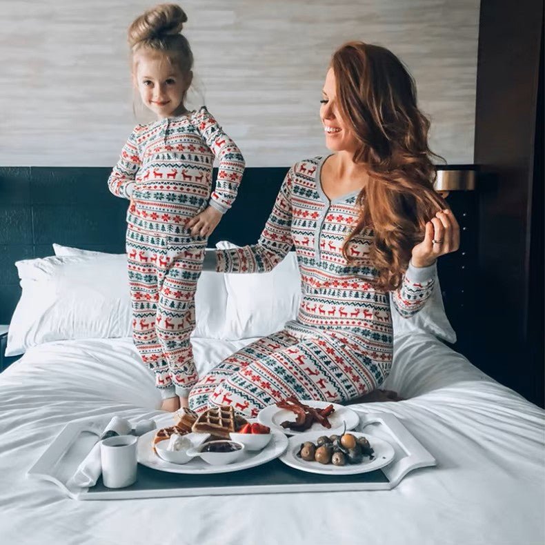 Mère et fille profitant de bons moments avec notre Pyjama Noel famille MagicKrixmas™