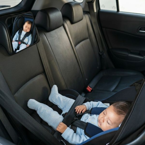 Miroir de voiture bébé reflétant un bébé endormi