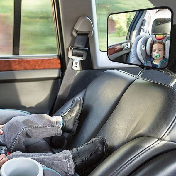 Miroir de voiture bébé reflétant un bébé