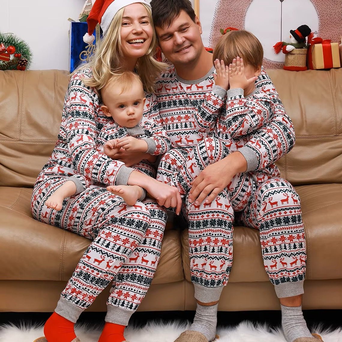 Moments de famille avec notre Pyjama Noel famille MagicKrixmas™