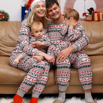 Moments de famille avec notre Pyjama Noel famille MagicKrixmas™