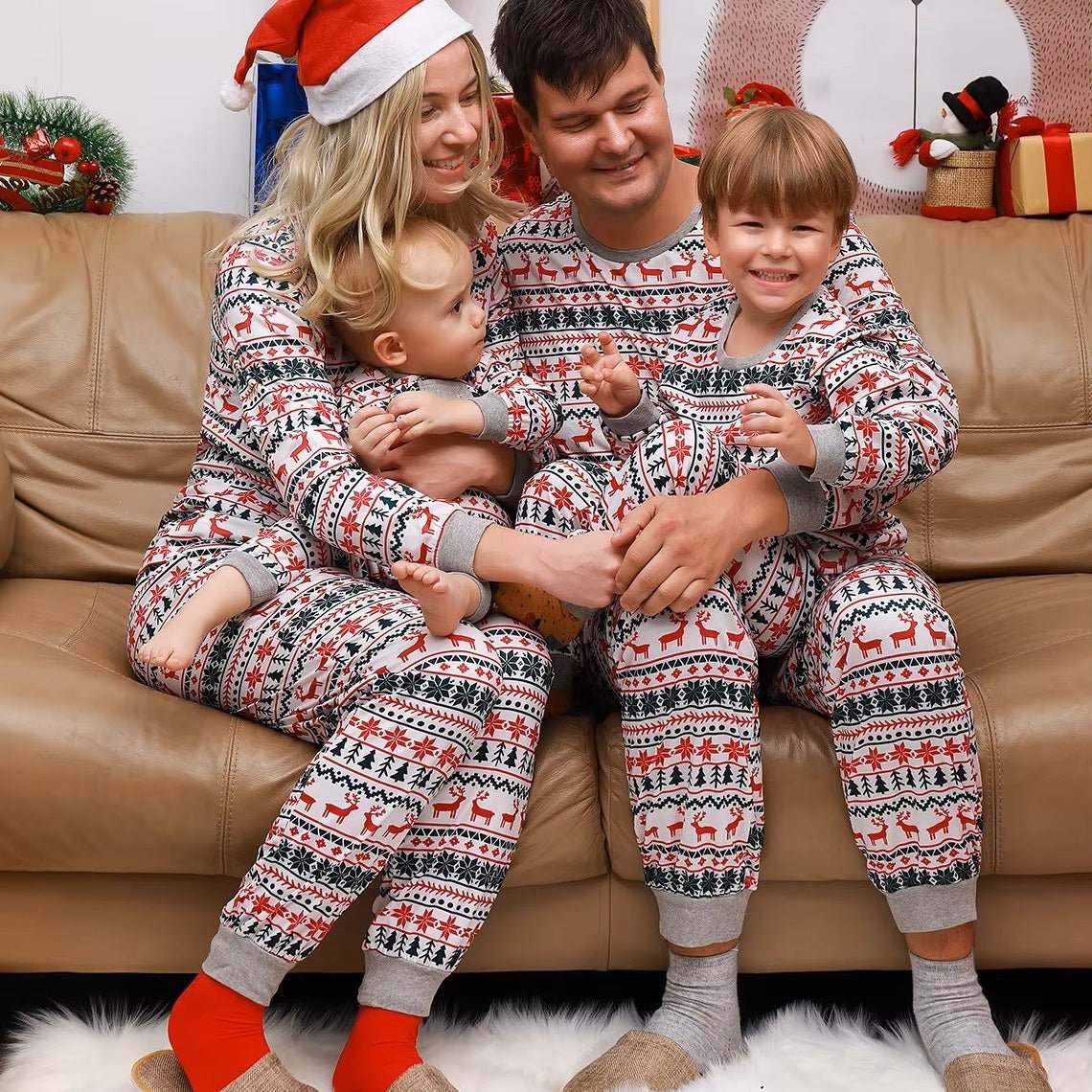Moments en famille avec notre Pyjama Noel famille MagicKrixmas™