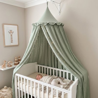 Notre Ciel de lit Bébé vert au-dessus du berceau couvrant bébé