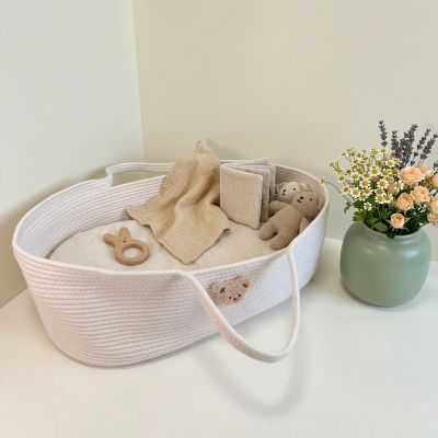 Notre Couffin bébé CozyRope™ avec des jouets