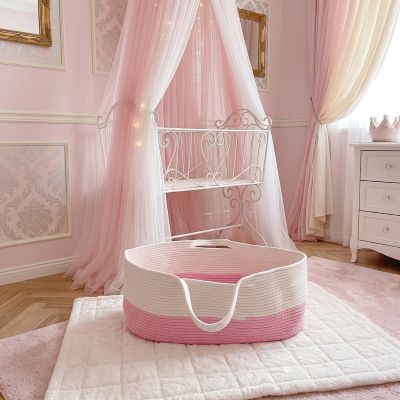 Notre Couffin pour bébé fille en corde de coton tressé rose et blanc dans une chambre princesse