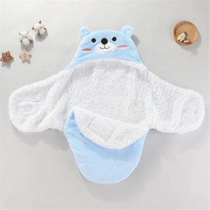 NOTRE COUVERTURE D EMMAILLOTAGE ANIMALSNUGGLE™ OURS BLEUE OUVERTE