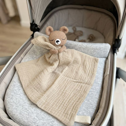Notre doudou Ourson Rêveur sur une poussette