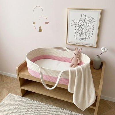 Notre matelas ovale pliant déhoussable dans un couffin bébé 