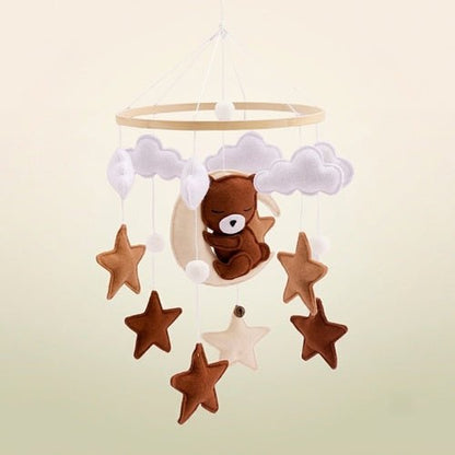 Notre mobile pour bébé en bois et tissu pour chambre garçon