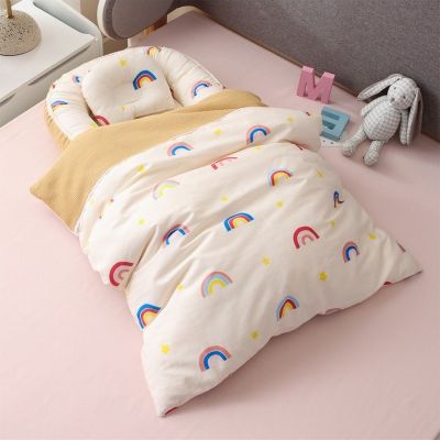Notre réducteur de lit Rainboow™ avec sa couverture étalée