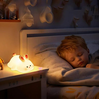 Notre veilleuse bébé BigFaceRabbit™ au chevet de bébé