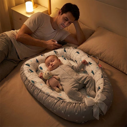 Papa allongé près de bébé endormi dans notre réducteur de lit bébé Cocon Sapin gris