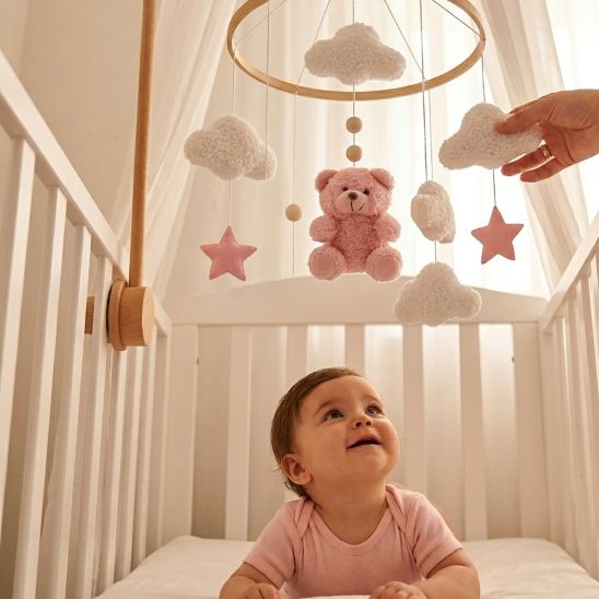 Papa et bébé jouant avec notre mobile bébé Rêve d'ourson céleste