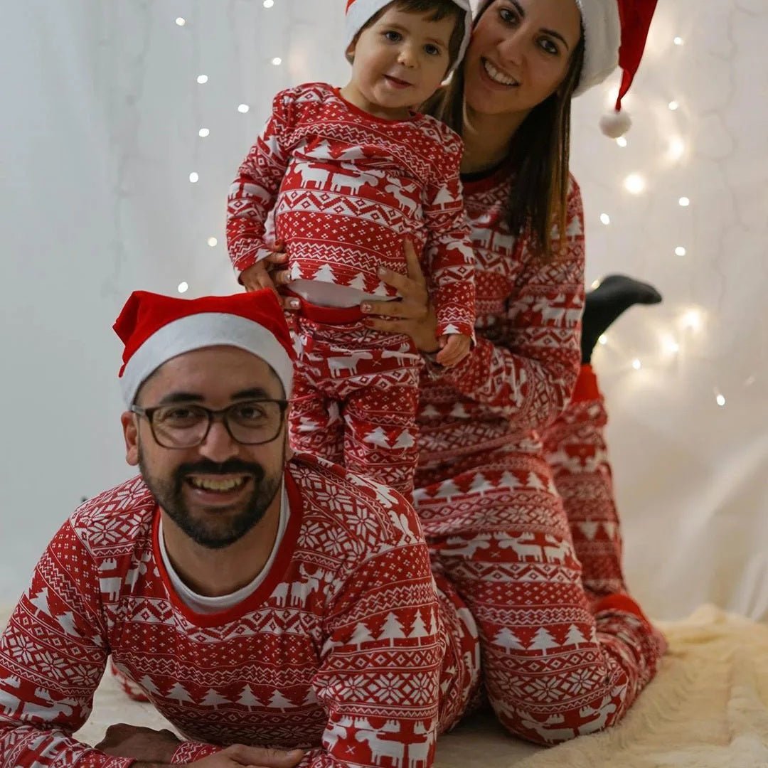 Papa maman et bébé avec notre Pyjama Noel Famille InstantMagik™