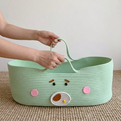 Parent tenant les poignées de notre Couffin bébé MintyNest™