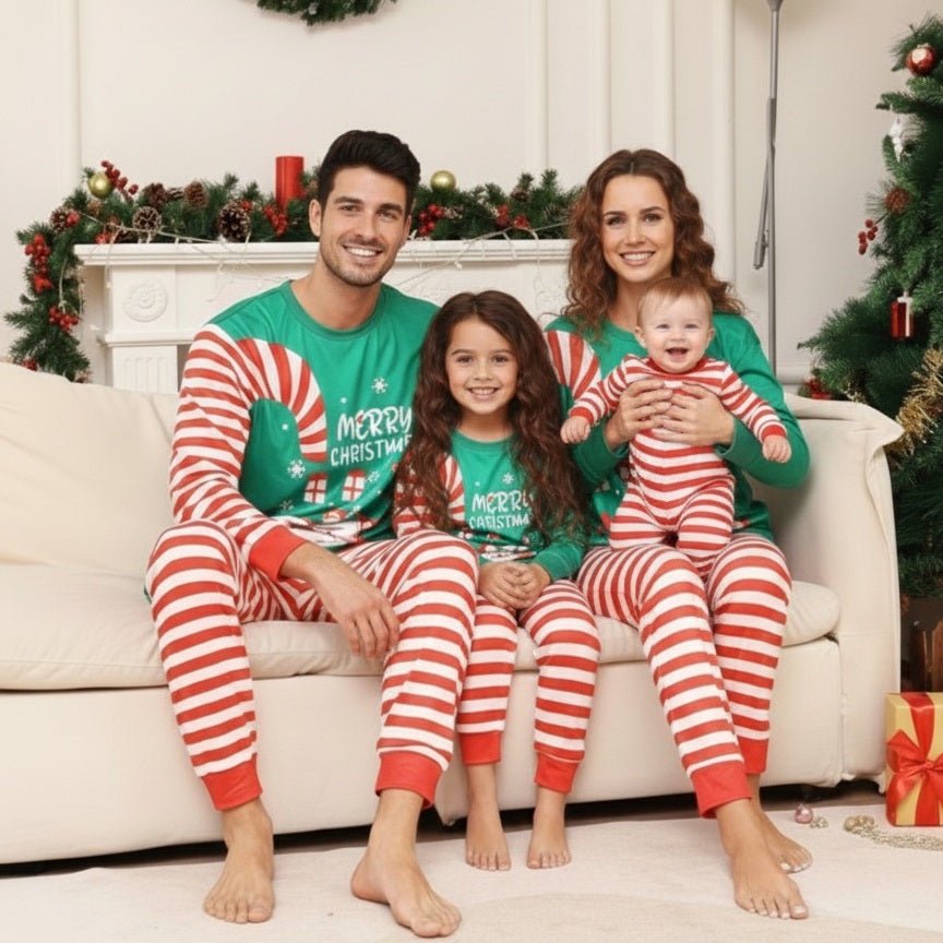 Portrait de famille avec notre Pyjama Noel Famille SantaWish™