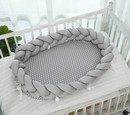 Réducteur de lit bébé tressé gris STARRYBABYNEST™ dans un berceau