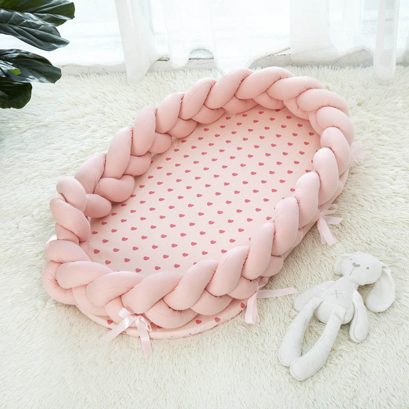 REDUCTEUR DE LIT TRESSE HEARTCOCOON SUR LE SOL