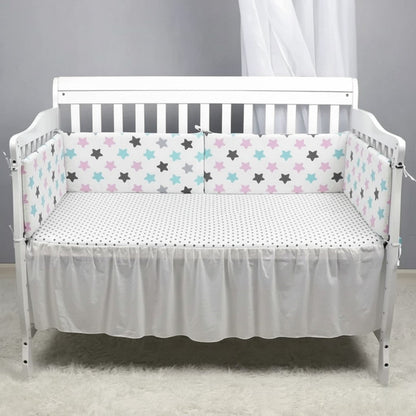 Bébé endormi et protégé par un tour de lit bébé harmonie d'étoiles rose