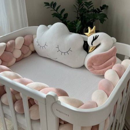 Tour de Lit Tressé Rose Blanc CozyKnot™ dans un berceau