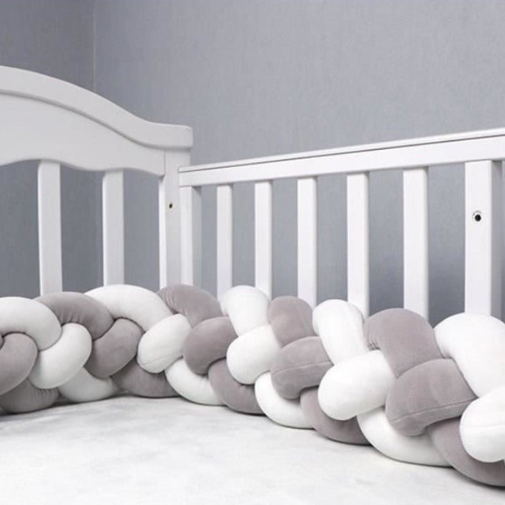 Tresse de Lit Bébé Gris Blanc CozyKnot™ dans un berceau