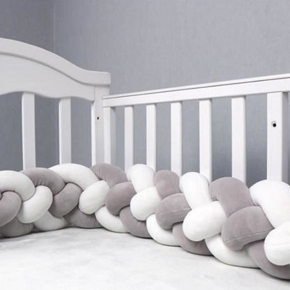 Tresse de Lit Bébé Gris Blanc CozyKnot™ dans un berceau