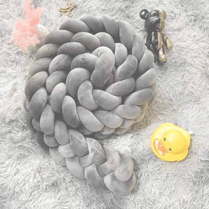 Tresse de lit bébé gris CozyKnot™ nouée