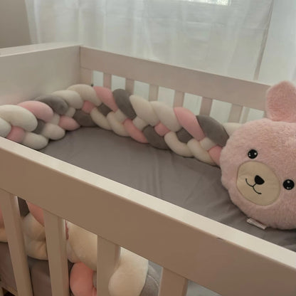 TRESSE DE LIT BEBE Rose Gris Blanc CozyKnot™ dans un berceau