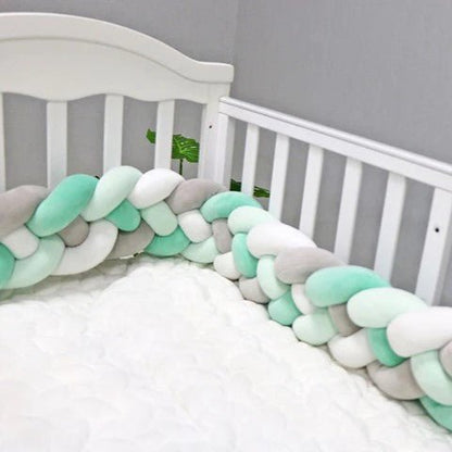 Tresse de Lit Vert Blanc Gris CozyKnot™ dans un berceau