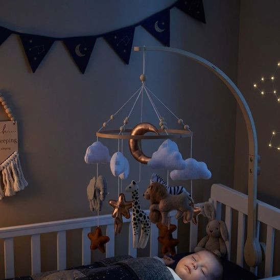 Un bébé endormi avec mobile bébé Safari Céleste