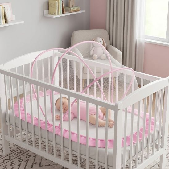 Un bébé endormi sous notre moustiquaire lit bébé DreamyRefuge rose
