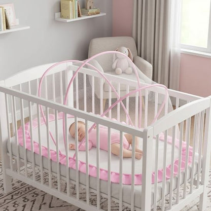 Un bébé endormi sous notre moustiquaire lit bébé DreamyRefuge rose