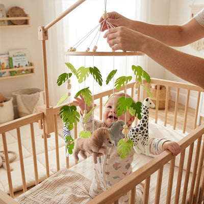 Un bébé jouant avec notre mobile bébé Safari