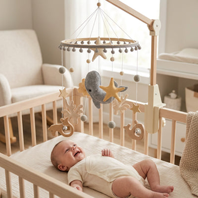 Un bébé souriant avec notre mobile bébé DreamyWhale™