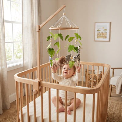 Un bébé souriant jouant avec notre mobile bébé Safari