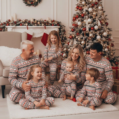 Une famille heureuse au pieds du sapin avec notre Pyjama Noel famille MagicKrixmas™