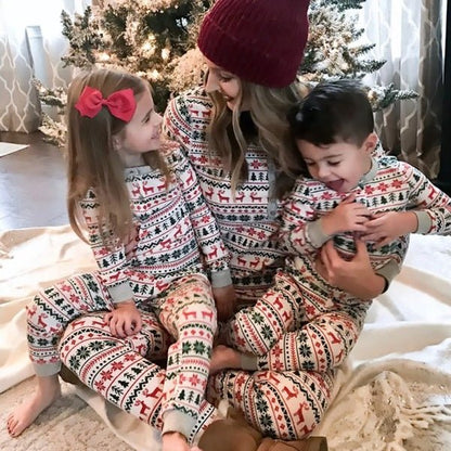 Une famille heureuse avec notre Pyjama Noel famille MagicKrixmas™