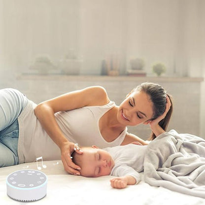 Une maman berçant son bébé avec notre veilleuse bruit blanc SleepingMachine