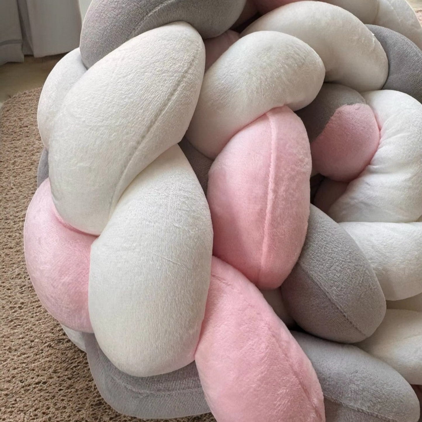 Zoom sur la TRESSE DE LIT BEBE Rose Gris Blanc CozyKnot™